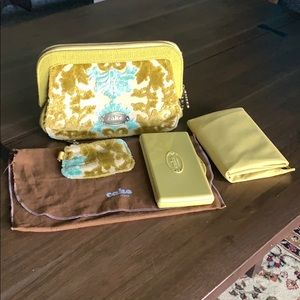 Rare cake Petunia Pickle bottom clutch like new !